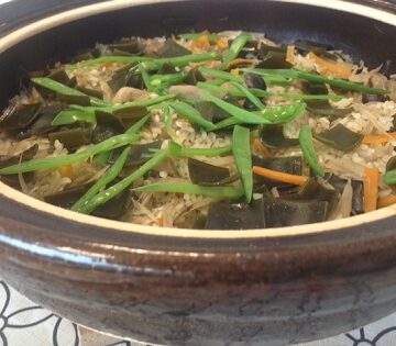 土鍋で簡単☆昆布と鶏ごぼう＆きのこの炊き込みご飯